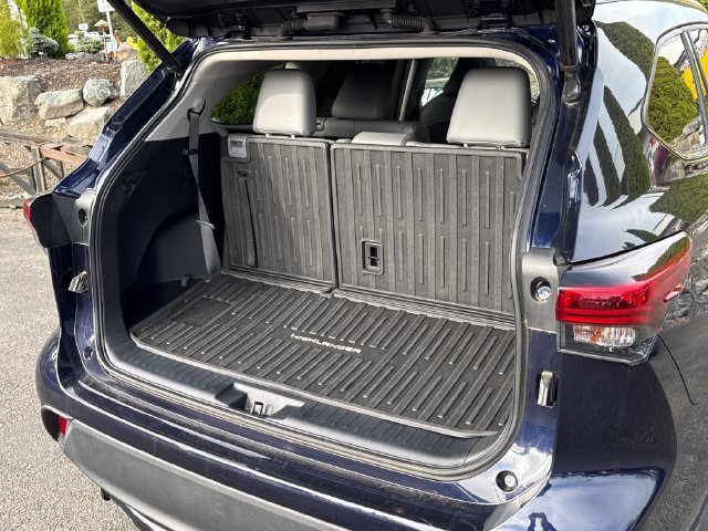 Used 2021 Toyota Highlander XLE AWD/4WD image 21
