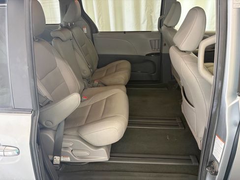 Used 2019 Toyota Sienna XLE FWD image 28