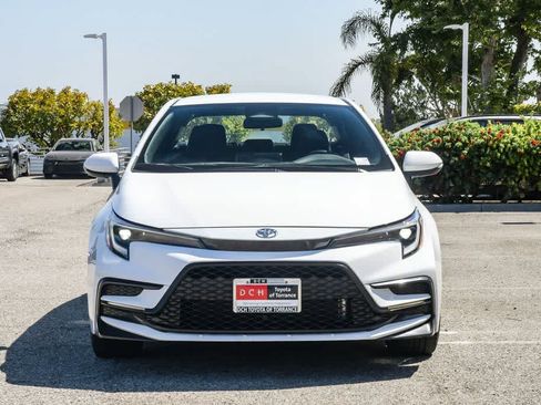 Used 2025 Toyota Corolla SE w/ Convenience Package FWD image 2