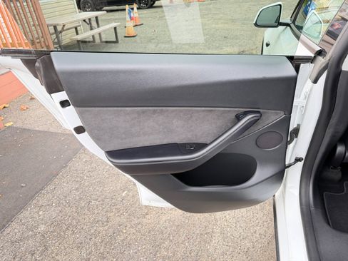 Used 2022 Tesla Model Y Long Range image 28