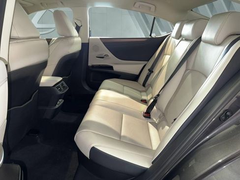 Certified 2025 Lexus ES 300h w/ Premium Package image 10