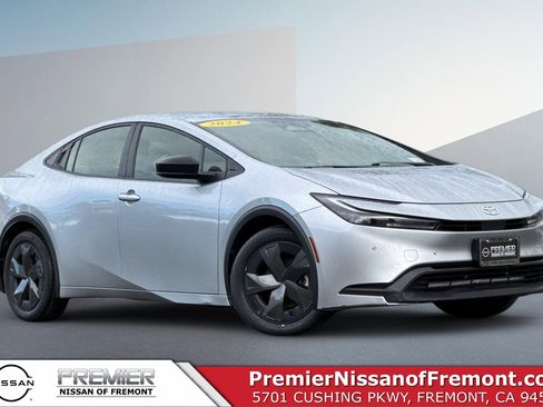 Used 2024 Toyota Prius LE image 1