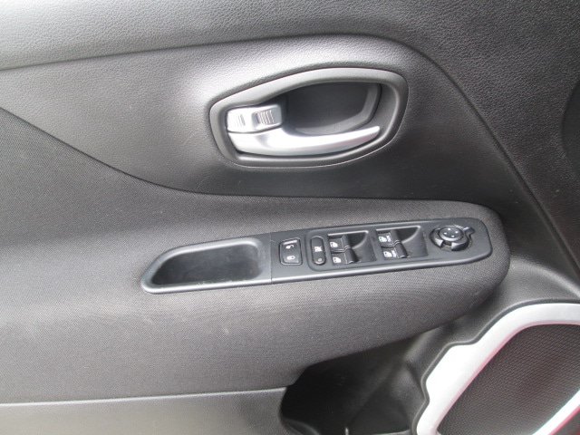 Used 2020 Jeep Renegade Latitude w/ Cold Weather Group AWD/4WD image 12