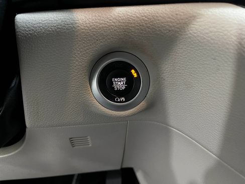 Used 2019 Chrysler Pacifica Limited FWD image 21