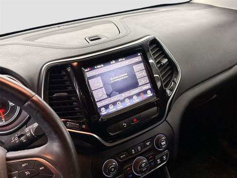 Used 2019 Jeep Cherokee Limited image 3