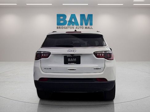 Used 2024 Jeep Compass Latitude image 6