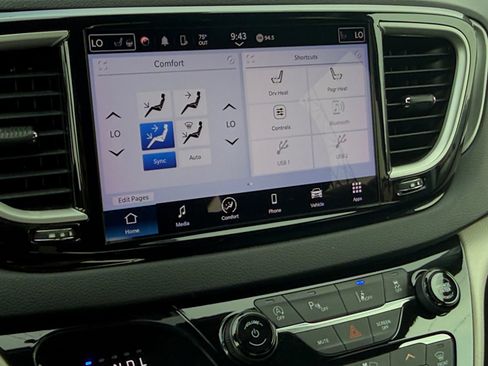 Used 2023 Chrysler Pacifica Touring-L FWD image 33