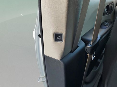 Used 2023 Chrysler Pacifica Touring-L image 16