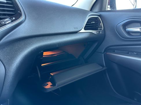 Used 2019 Jeep Cherokee Limited FWD image 24