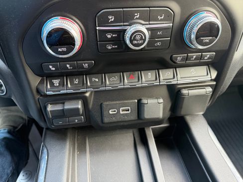 Used 2020 GMC Sierra 2500 AT4 w/ AT4 Premium Package AWD/4WD image 11