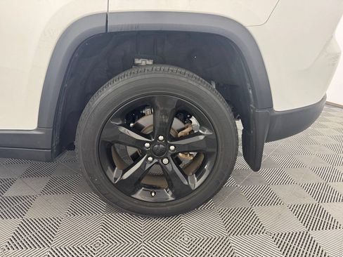 Used 2023 Jeep Grand Cherokee Altitude RWD image 13