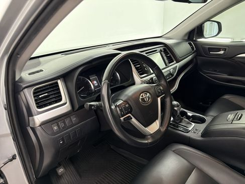 Used 2019 Toyota Highlander XLE FWD image 4