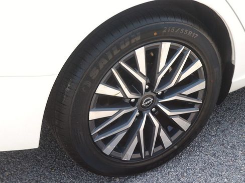 Used 2025 Nissan Altima 2.5 SV FWD image 8