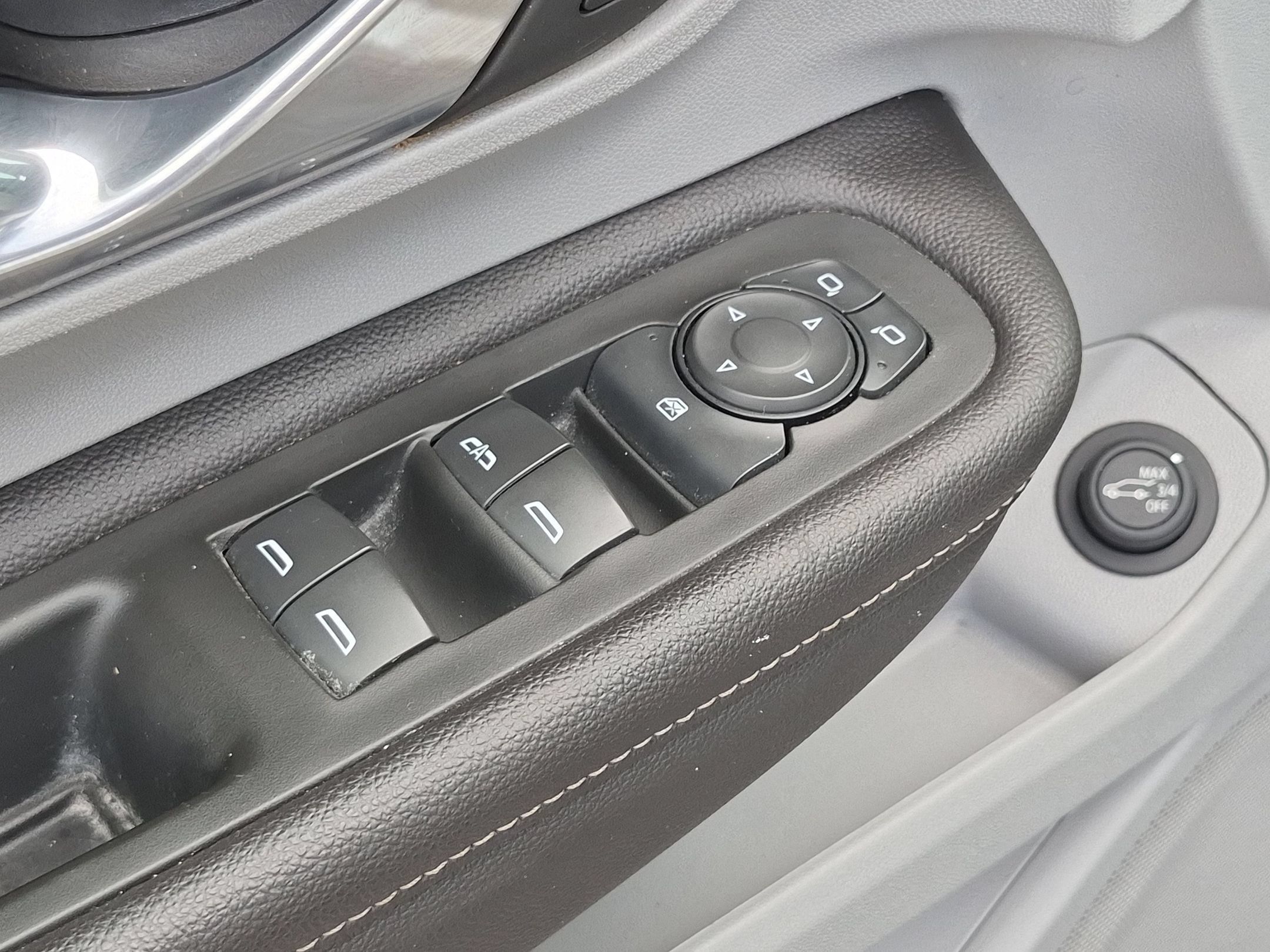 Used 2022 GMC Terrain SLT w/ Infotainment Package II AWD/4WD image 14