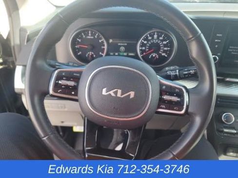 Used 2024 Kia Carnival LX image 7