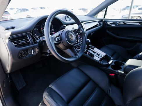 Certified 2025 Porsche Macan image 4