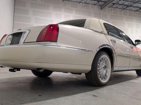 Used 2001 Lincoln Town Car Cartier RWD image 16