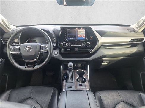 Used 2022 Toyota Highlander Limited image 16