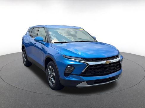 Used 2026 Chevrolet Blazer LT FWD image 2