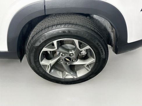 Used 2025 Chevrolet Trax LT FWD image 11