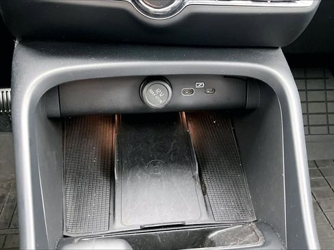 Used 2025 Volvo XC40 B5 Core w/ Protection Package Premier image 37