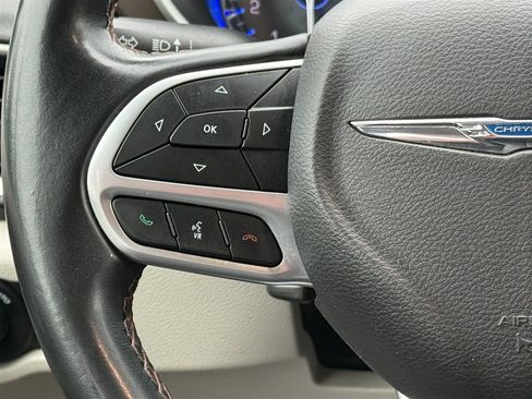 Used 2018 Chrysler Pacifica Touring-L FWD image 11