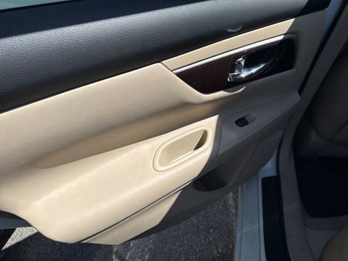 Used 2014 Nissan Altima 2.5 SL w/ Technology Package FWD image 9