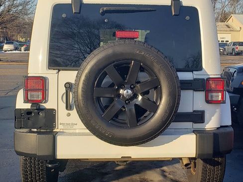 Used 2016 Jeep Wrangler Unlimited Sahara w/ Connectivity Group image 9