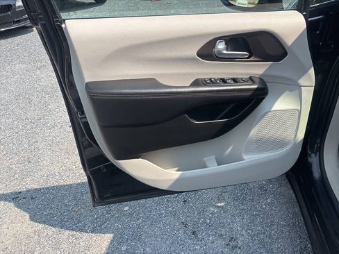Used 2017 Chrysler Pacifica Touring-L FWD image 12