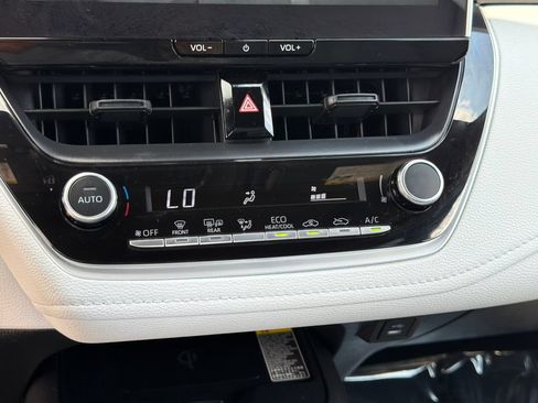 Used 2025 Toyota Corolla SE w/ SE Premium Package FWD image 30