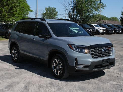 Used 2023 Honda Passport TrailSport image 3
