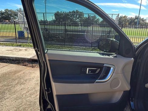 Used 2018 Land Rover Discovery Sport HSE image 12