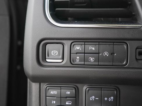 Used 2024 GMC Yukon SLT w/ SLT Luxury Package AWD/4WD image 29