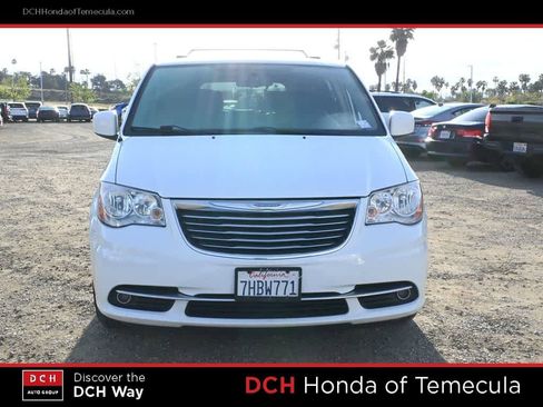 Used 2015 Chrysler Town & Country Touring image 2