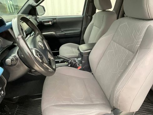 Used 2019 Toyota Tacoma TRD Sport w/ TRD Premium Sport Package AWD/4WD image 18
