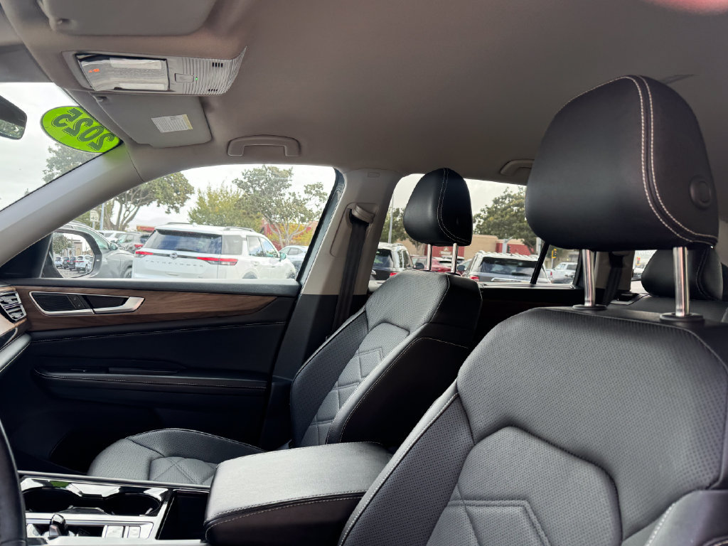 Used 2025 Volkswagen Atlas SE AWD/4WD image 13
