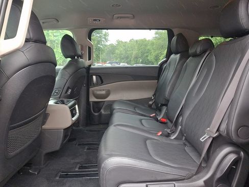 Used 2025 Kia Carnival EX FWD image 11