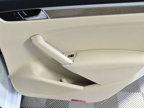 Used 2017 Volkswagen Passat 1.8T SEL Premium image 24