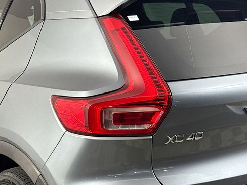 Used 2019 Volvo XC40 T4 Momentum image 36
