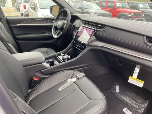 New 2025 Jeep Grand Cherokee L Limited w/ Black Appearance Package image 10