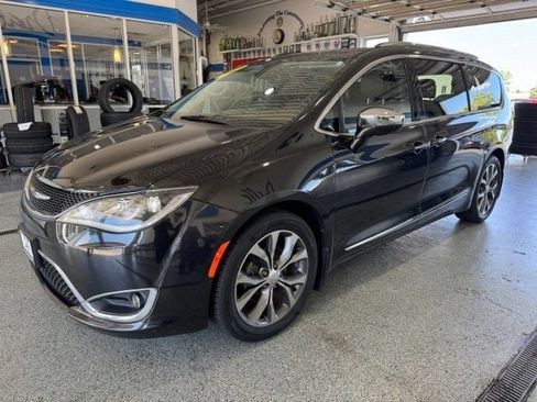 Used 2017 Chrysler Pacifica Limited w/ Tire & Wheel Group FWD image 4