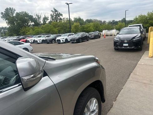 Certified 2022 Lexus GX 460 Premium w/ Premium Package AWD/4WD image 18