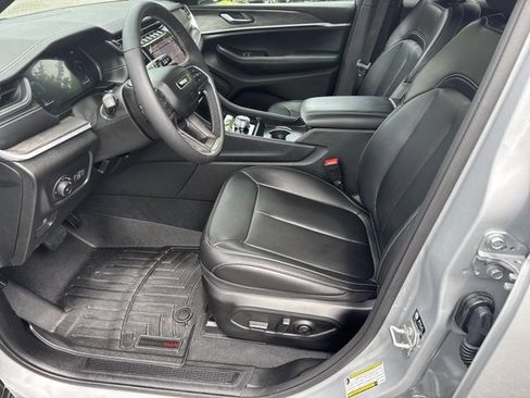 Used 2025 Jeep Grand Cherokee Limited AWD/4WD image 10