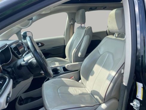 Used 2020 Chrysler Pacifica Limited image 11