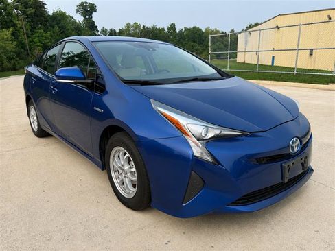 Used 2017 Toyota Prius Two w/ Prius Two Safety Plus Package FWD image 9