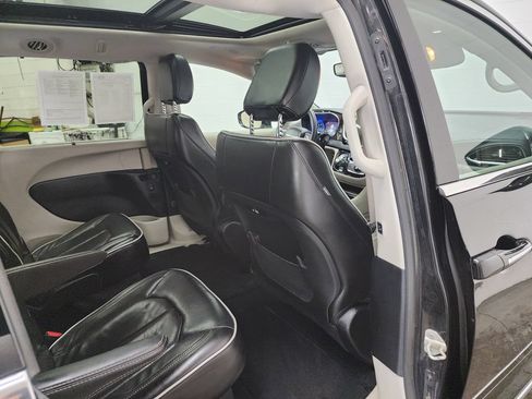 Used 2023 Chrysler Pacifica Limited FWD image 33