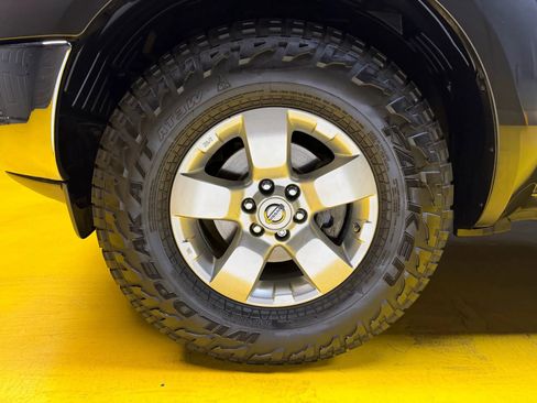 Used 2010 Nissan Frontier SE image 9