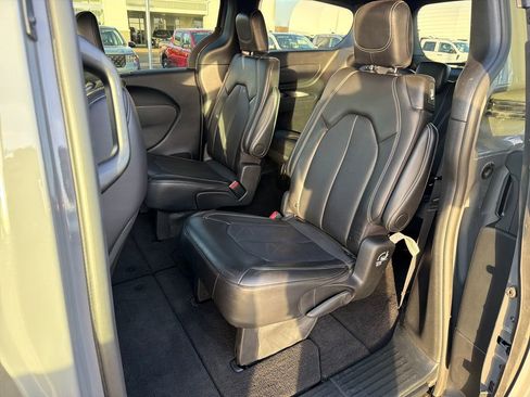 Used 2025 Chrysler Pacifica Select image 23