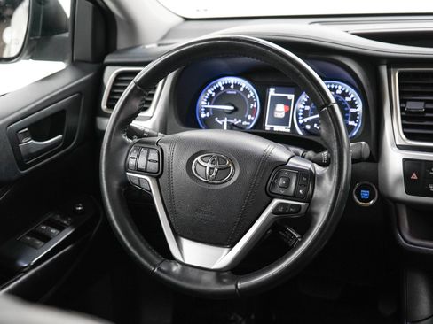 Used 2019 Toyota Highlander XLE AWD/4WD image 14