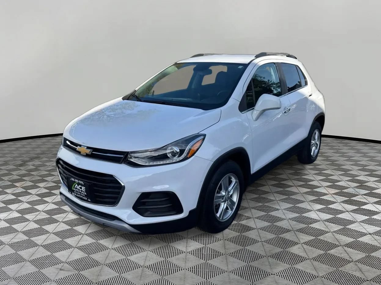Used 2020 Chevrolet Trax LT w/ LT Convenience Package FWD image 2